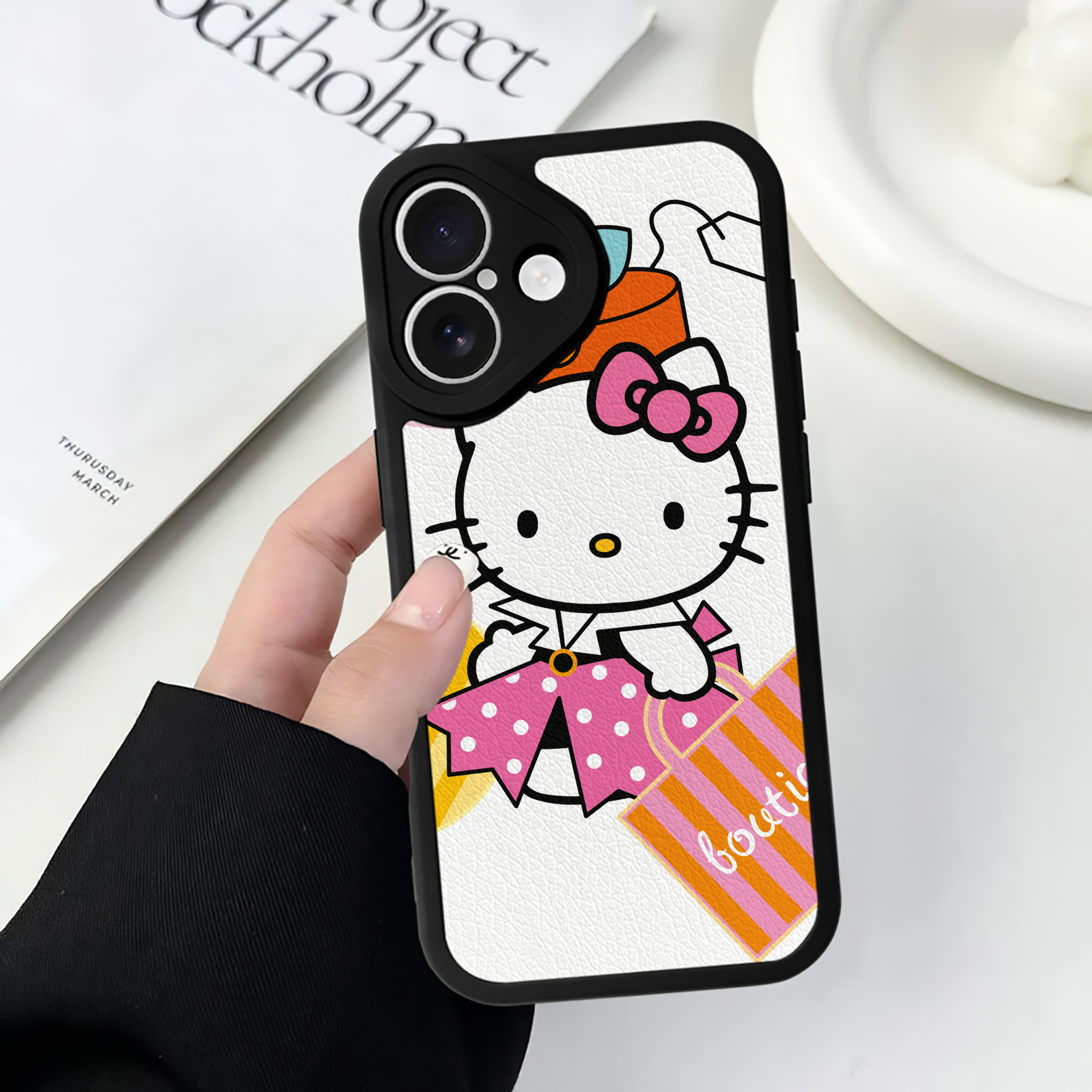 （画像用） Hello Kitty ハローキティ 【iPhone 16シリーズ対応】シリコンスマホケース（レザー調） 材質：シリコン